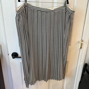 NWOT Classic Black and White Houndstooth Skirt